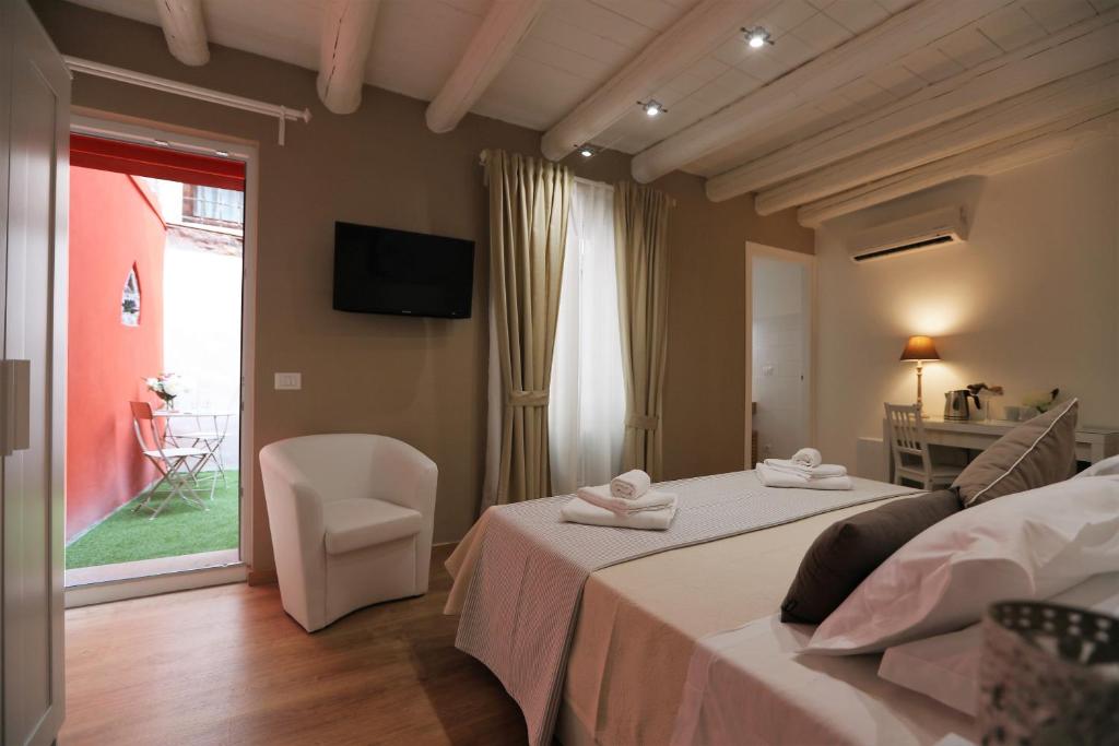 um quarto de hotel com uma cama e uma porta de vidro deslizante em La Maison De Charme ROOMS em Verona