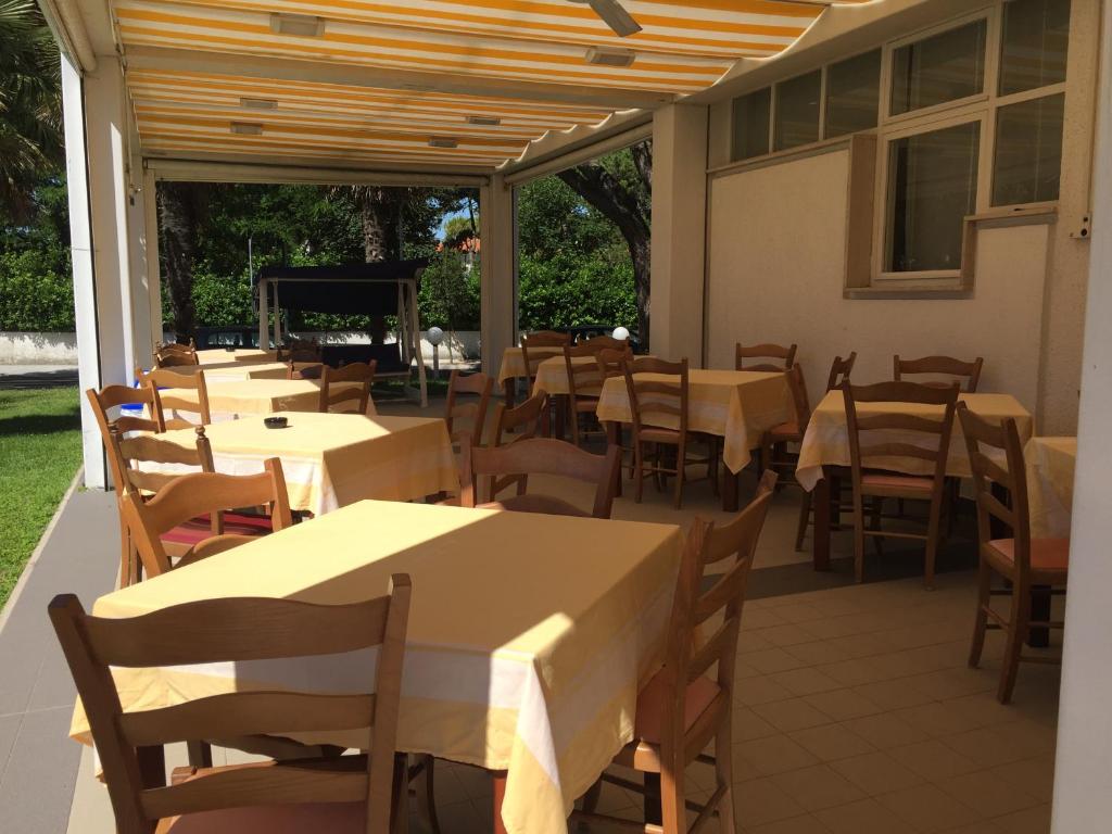 Reštaurácia alebo iné gastronomické zariadenie v ubytovaní Hotel Consuelo