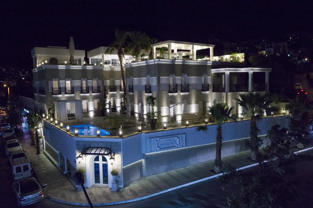 Bazén v ubytování Ena Boutique Hotel & Residences nebo v jeho okolí