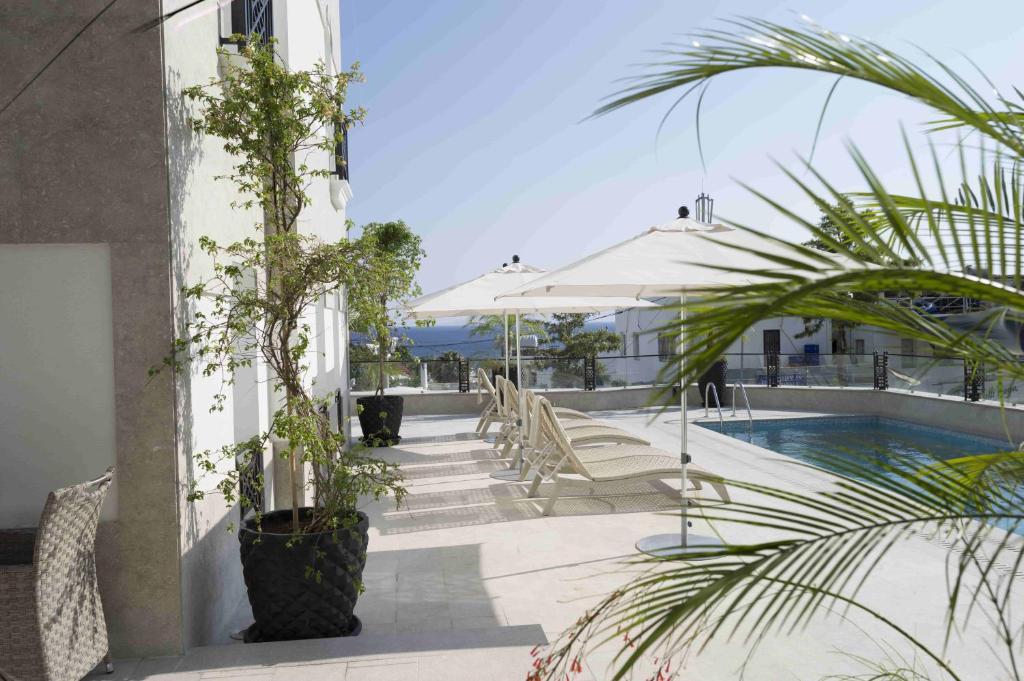 Bazén v ubytování Ena Boutique Hotel & Residences nebo v jeho okolí