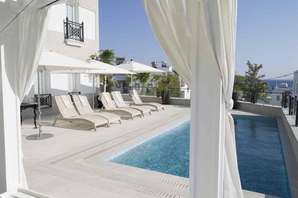 Bazén v ubytování Ena Boutique Hotel & Residences nebo v jeho okolí