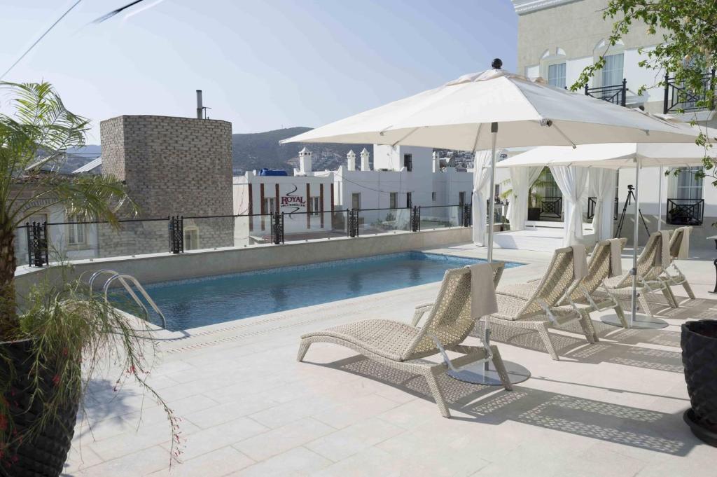 Bazén v ubytování Ena Boutique Hotel & Residences nebo v jeho okolí