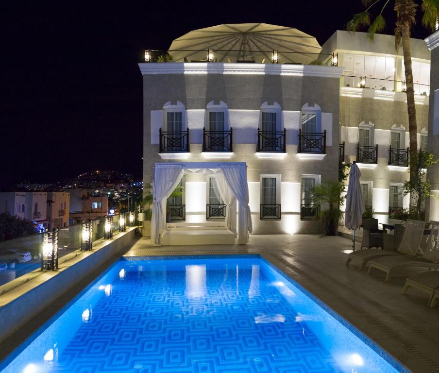 Bazén v ubytování Ena Boutique Hotel & Residences nebo v jeho okolí