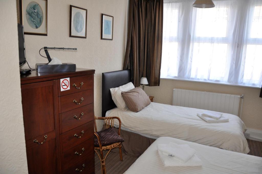 Postel nebo postele na pokoji v ubytování Chandos Premier Folkestone (Channel Tunnel) Hotel