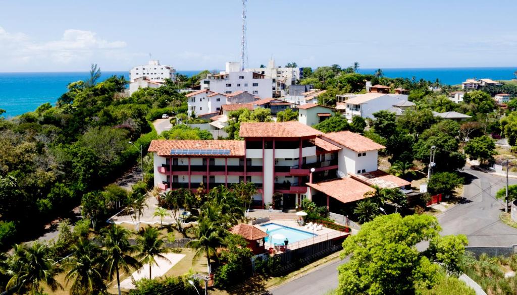 een luchtzicht op een resort en de oceaan bij Pousada Enseada do Corsário in Guarapari