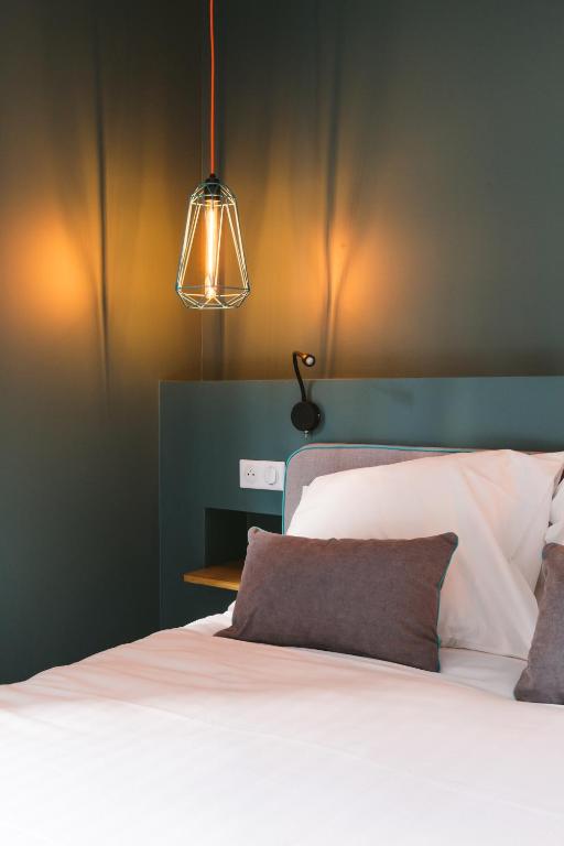 Postel nebo postele na pokoji v ubytování Le Petit Cosy Hôtel