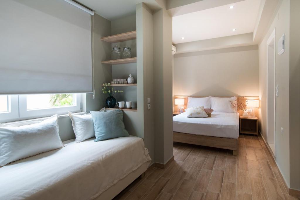 A bed or beds in a room at Riaki Apts