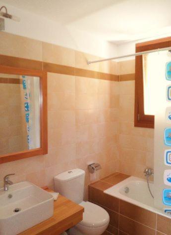 un bagno con un water bianco e un lavandino di Tesoro of Ithaca a Stavros