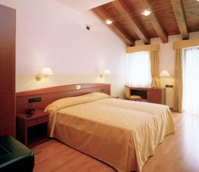 Un pat sau paturi într-o cameră la Hotel Ristorante Pedrocchi