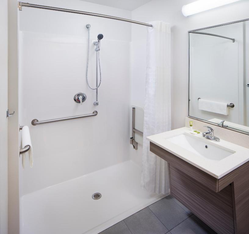 Koupelna v ubytování WoodSpring Suites Seattle Everett