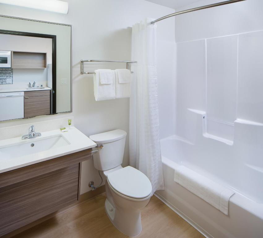 Koupelna v ubytování WoodSpring Suites Seattle Everett
