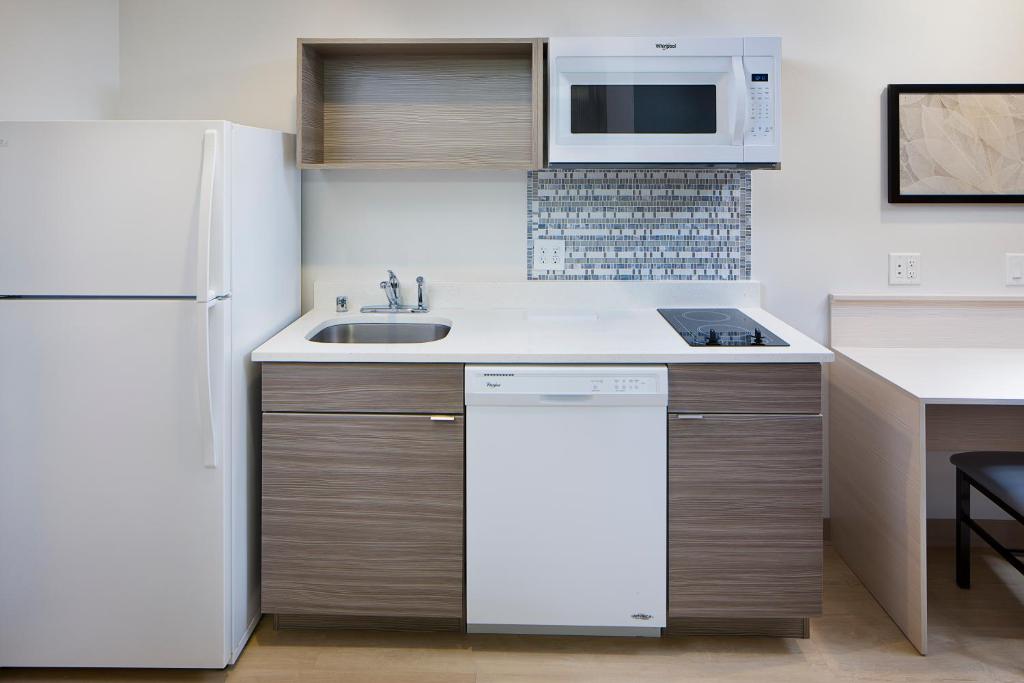Kuchyň nebo kuchyňský kout v ubytování WoodSpring Suites Seattle Everett