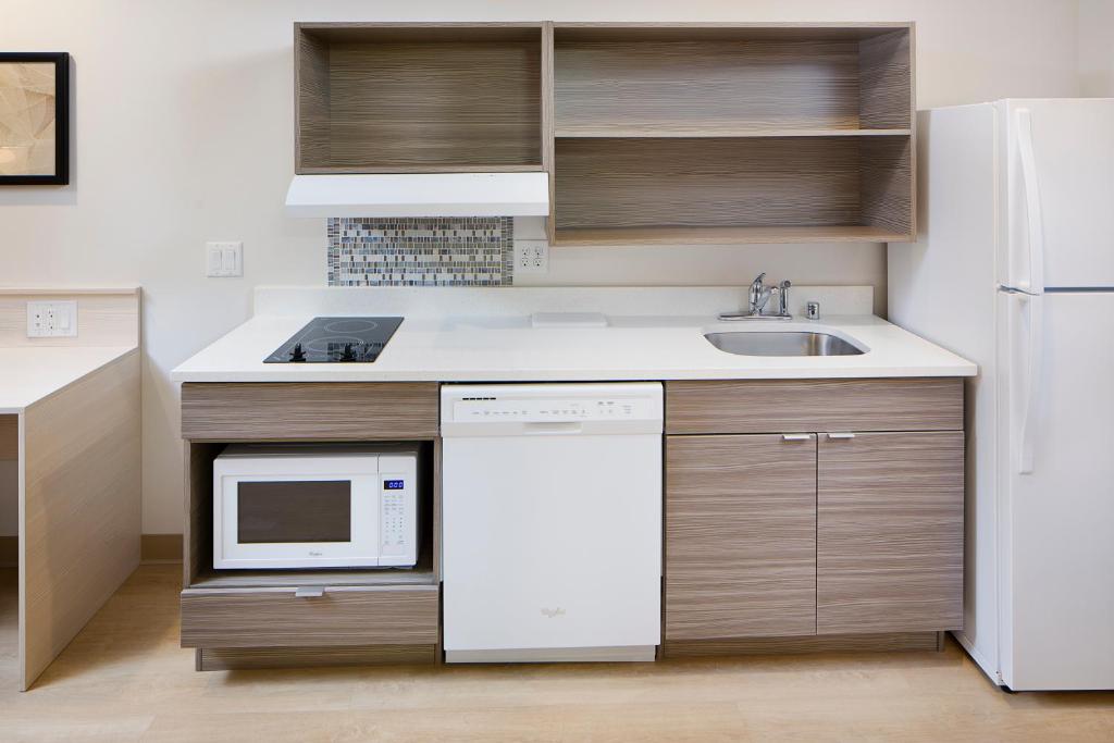 Kuchyň nebo kuchyňský kout v ubytování WoodSpring Suites Seattle Everett