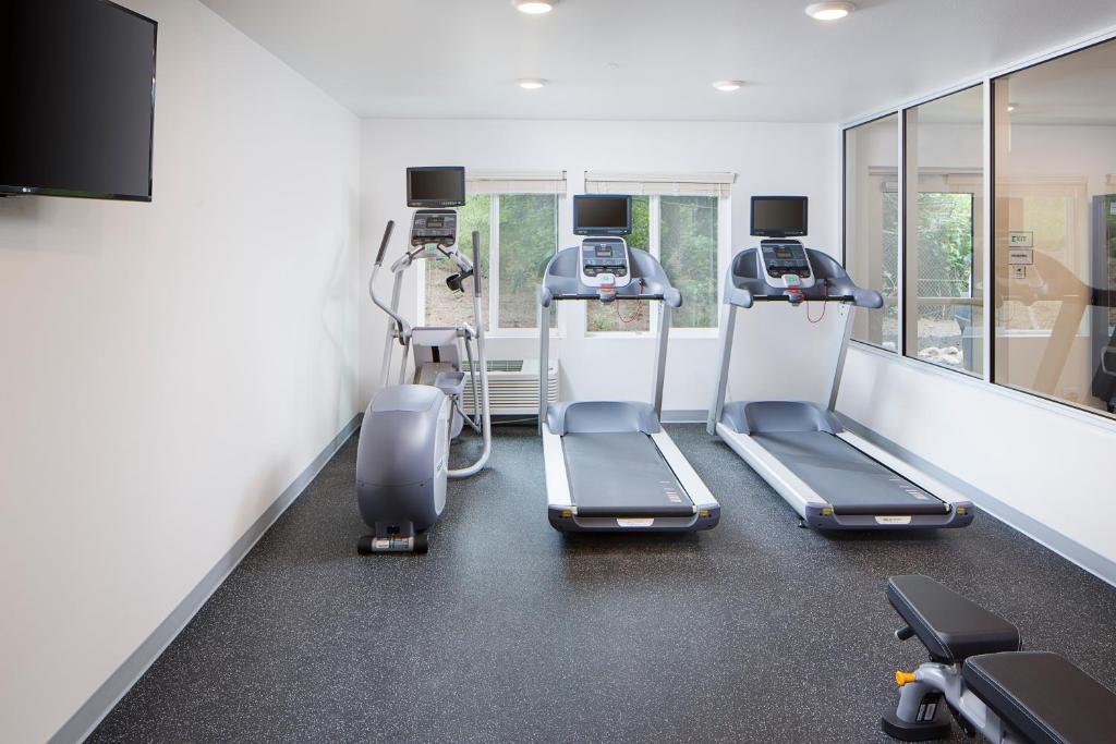 Fitness centrum a/nebo fitness zařízení v ubytování WoodSpring Suites Seattle Everett