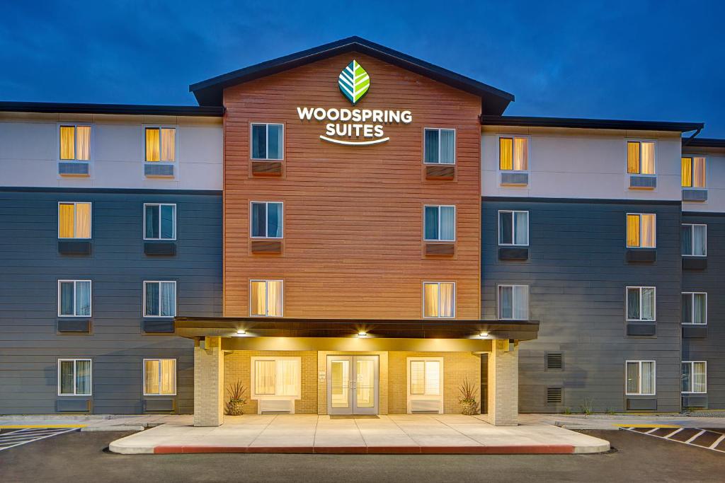 a building with a woodworking suites sign on it at WoodSpring Suites Seattle Everett in Everett