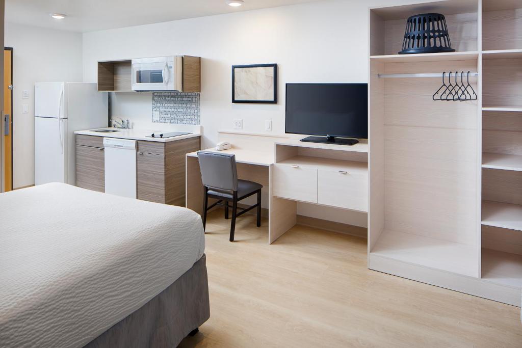 Kuchyň nebo kuchyňský kout v ubytování WoodSpring Suites Seattle Everett