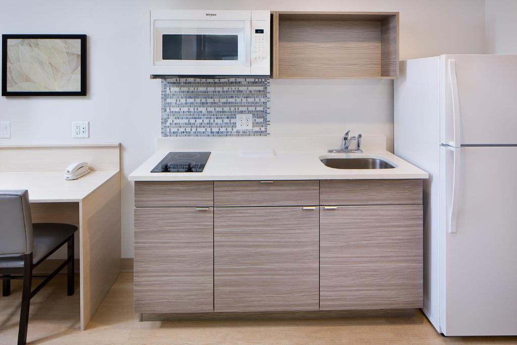 Kuchyň nebo kuchyňský kout v ubytování WoodSpring Suites Seattle Everett