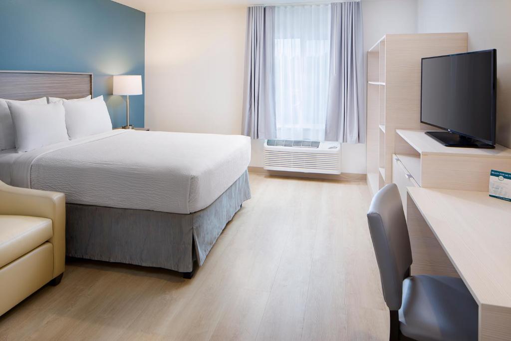 Postel nebo postele na pokoji v ubytování WoodSpring Suites Seattle Everett