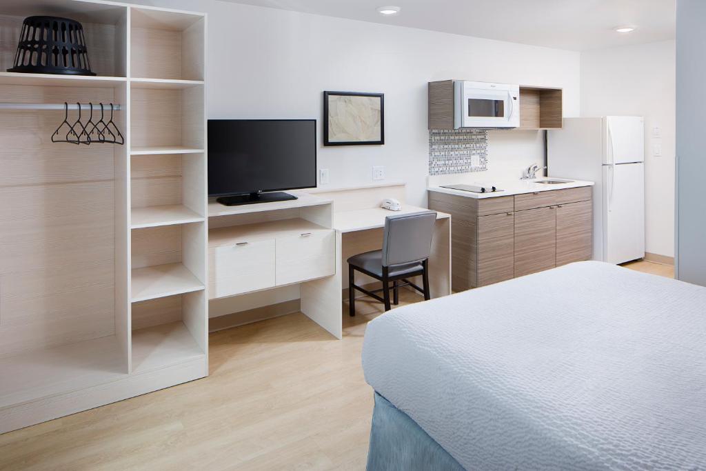 Kuchyň nebo kuchyňský kout v ubytování WoodSpring Suites Seattle Everett