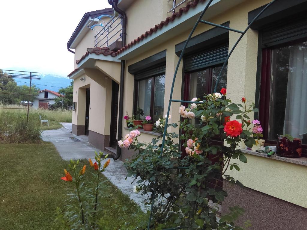 a house with flowers on the side of it at Apartment Frane Grobnik in Dražice