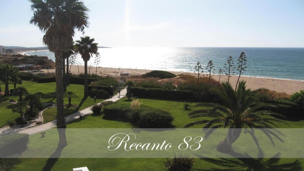 アルマカオ・デ・ペラにあるRecanto 83のリゾートのバルコニーからビーチの景色を望めます。