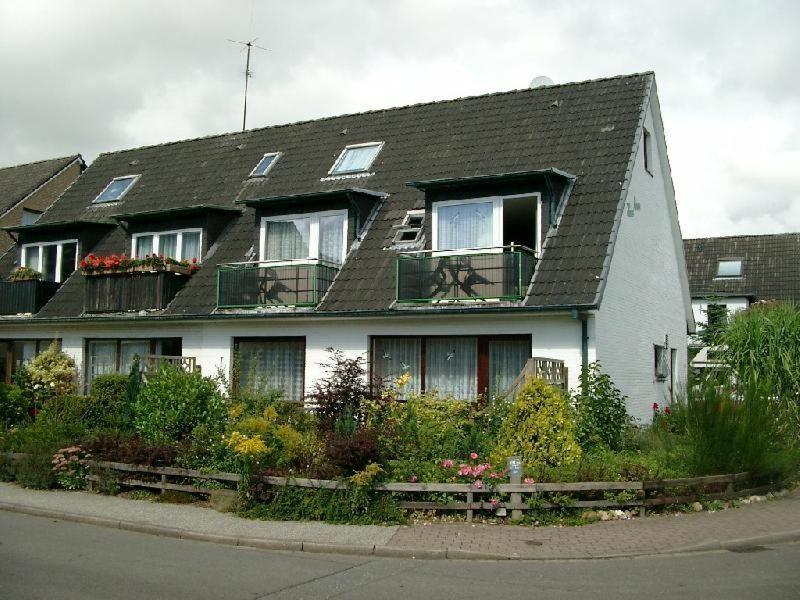 ビューズムにあるFerienhaus-ANNE-FW-4の黒屋根・窓のある白い家
