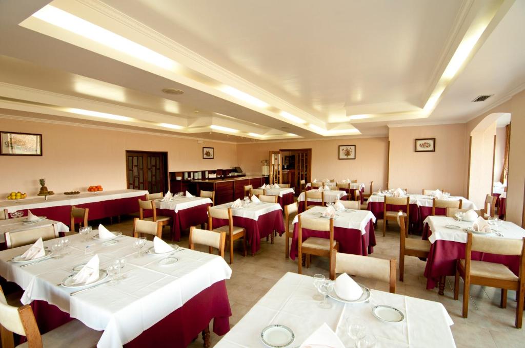 Um restaurante ou outro lugar para comer em Hotel Belsol