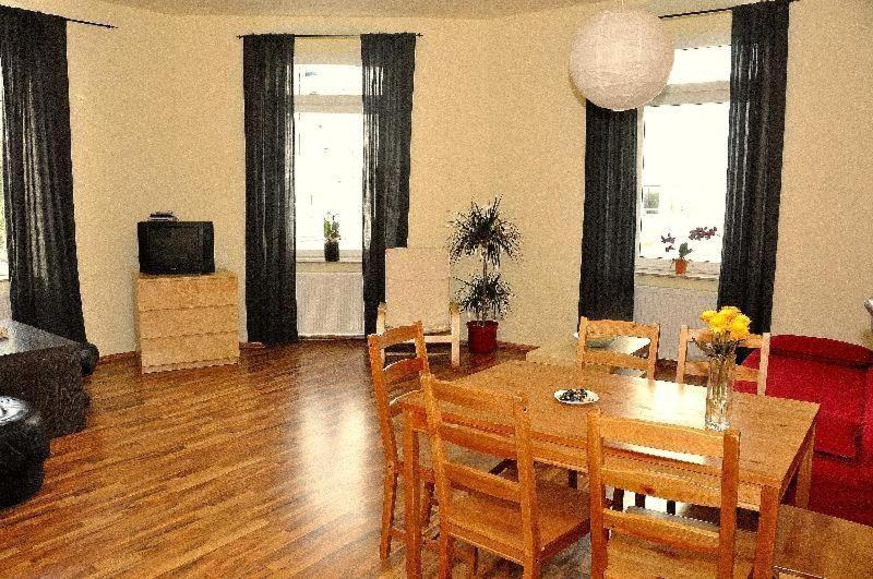 ein Wohnzimmer mit einem Tisch und einem Esszimmer in der Unterkunft Neustadt -Fewo zentral & günstig L6 in Dresden