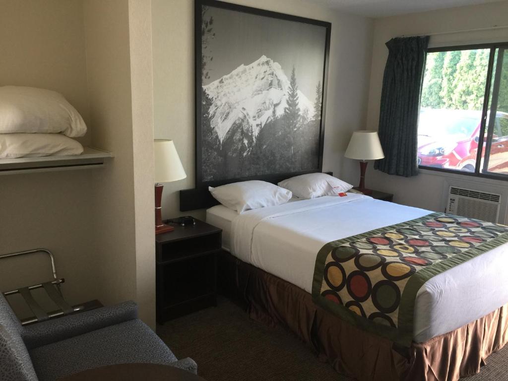 Postel nebo postele na pokoji v ubytování Super 8 by Wyndham Kelowna BC