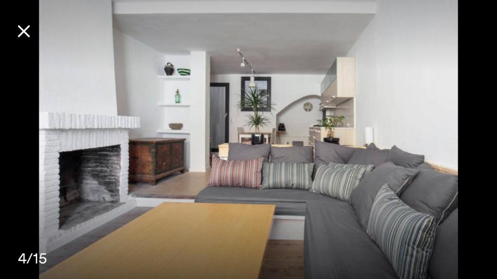 A seating area at Apartament El Pou