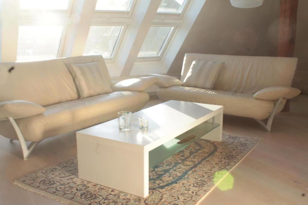 ein Wohnzimmer mit einem Sofa und einem Couchtisch in der Unterkunft Düsternbrooker Villa in Kiel