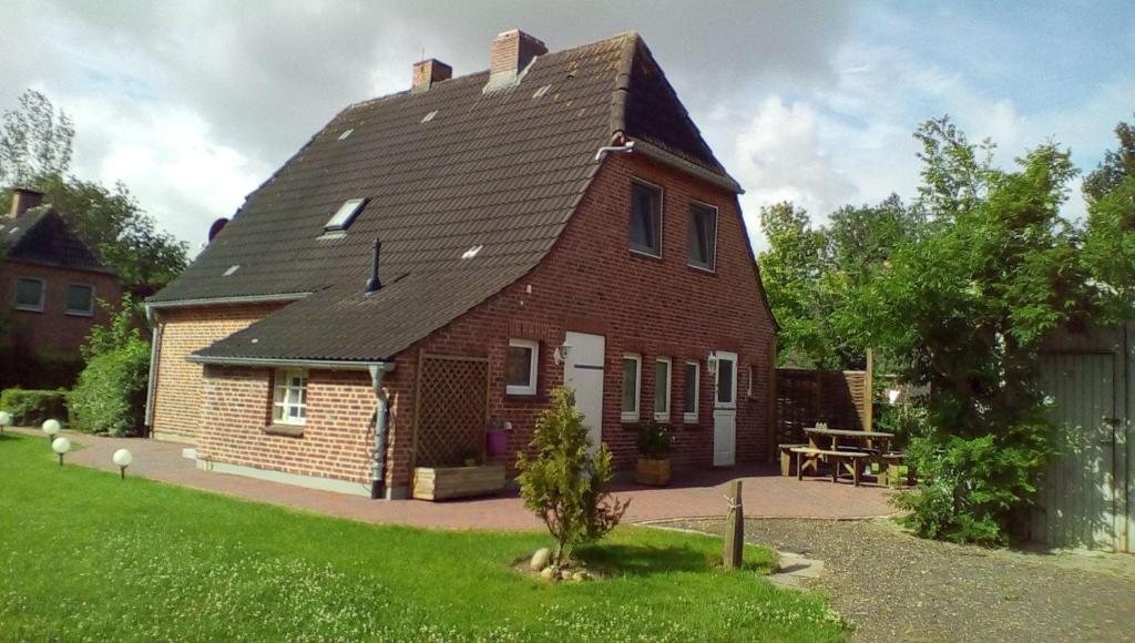 a large brick house with a gambrel roof at Haus-Luise in Poppenbüll