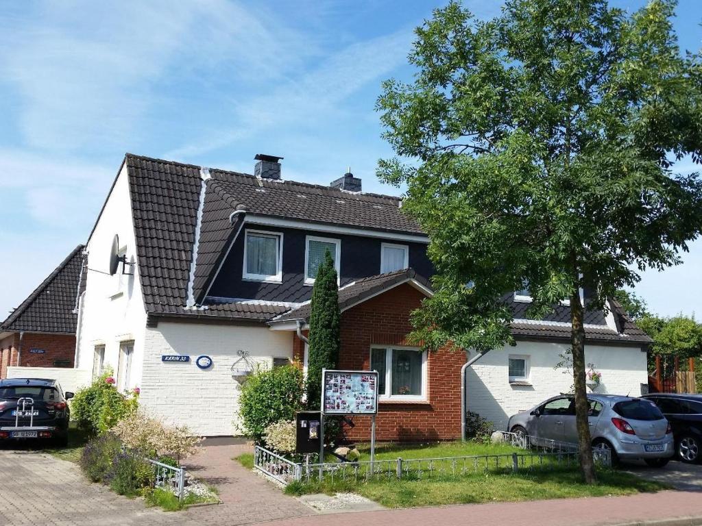 a house with a sign in front of it at Haus-Karin-Ferienwohnung-2 in Büsum