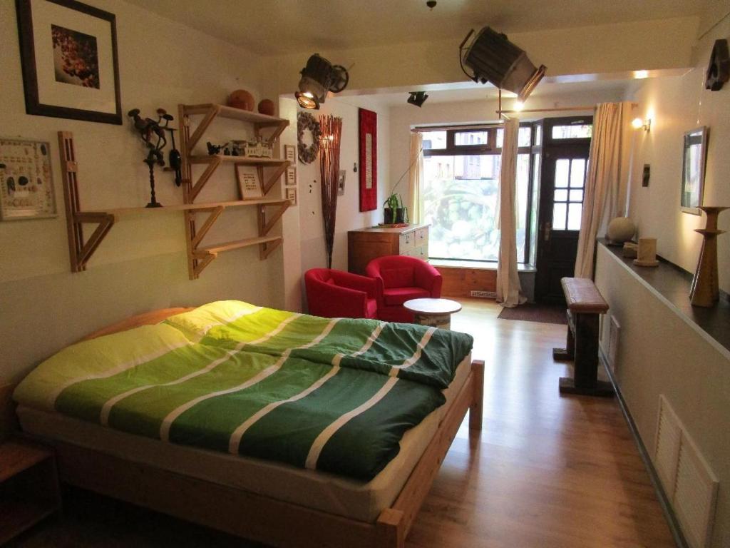 ロストックにあるFerienwohnung-im-mauerbluemchenのベッドルーム1室(ベッド1台付)、リビングルームが備わります。