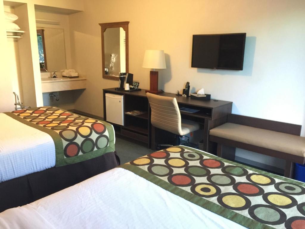 Postel nebo postele na pokoji v ubytování Super 8 by Wyndham Kelowna BC