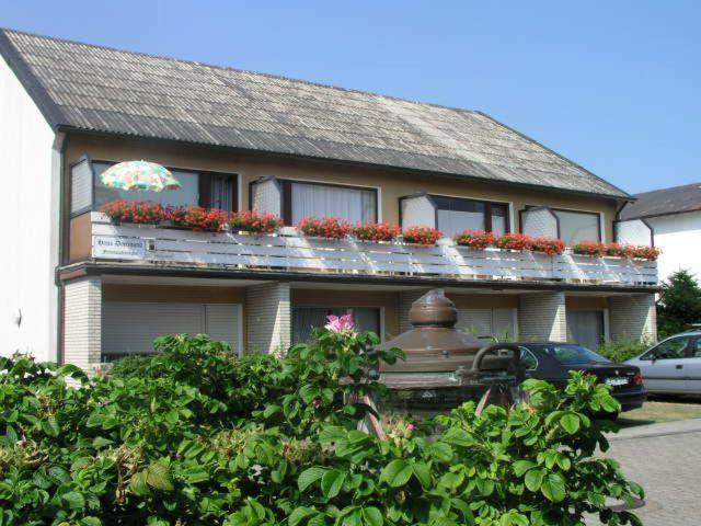 ein Haus mit Blumenkästen darüber in der Unterkunft Haus Dortmund in Borkum