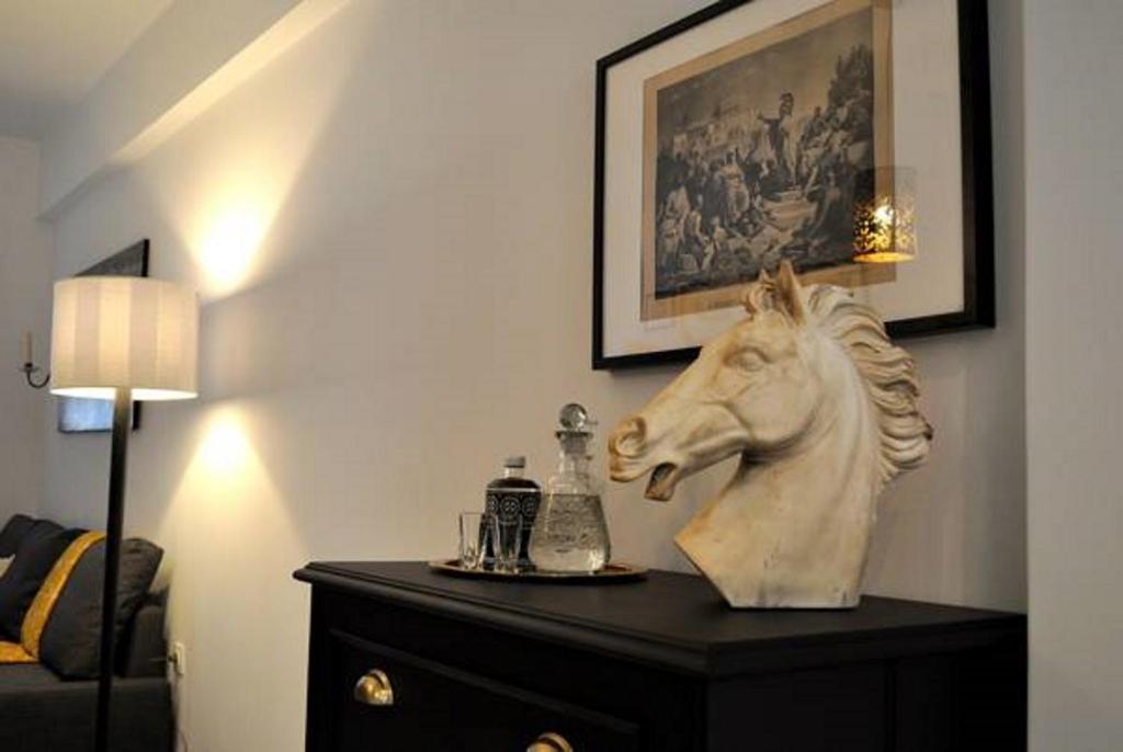 アテネにあるAristocraticONの部屋の中の白馬像