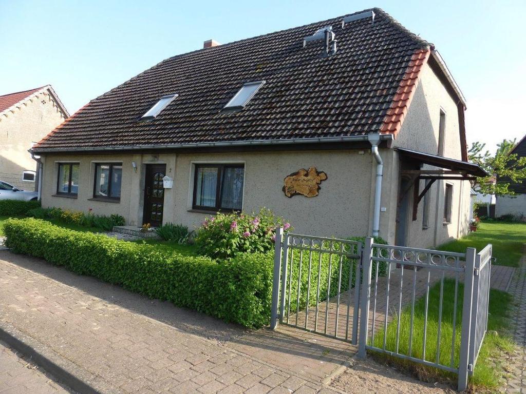 una pequeña casa con una puerta delante de ella en Ferienwohnung-Domsuehl, en Domsühl