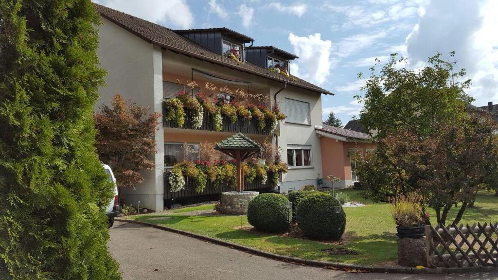 ein Haus mit vielen Blumen auf der Seite in der Unterkunft Ferienwohnung Zeller in Tengen