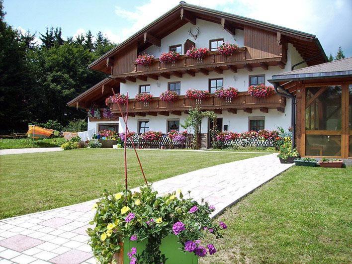 ein großes Haus mit Blumen davor in der Unterkunft Haus Spannbauer - Wohnung Fuchsenstein in Altreichenau
