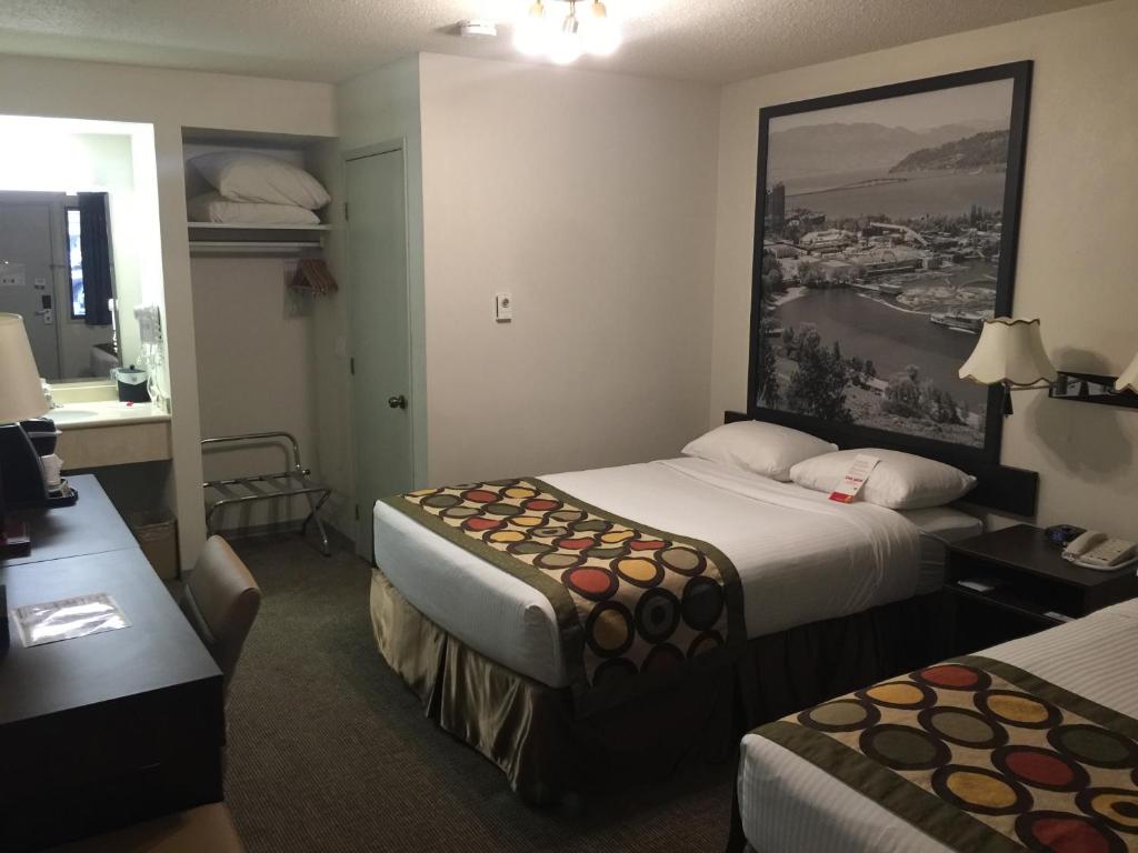 Postel nebo postele na pokoji v ubytování Super 8 by Wyndham Kelowna BC
