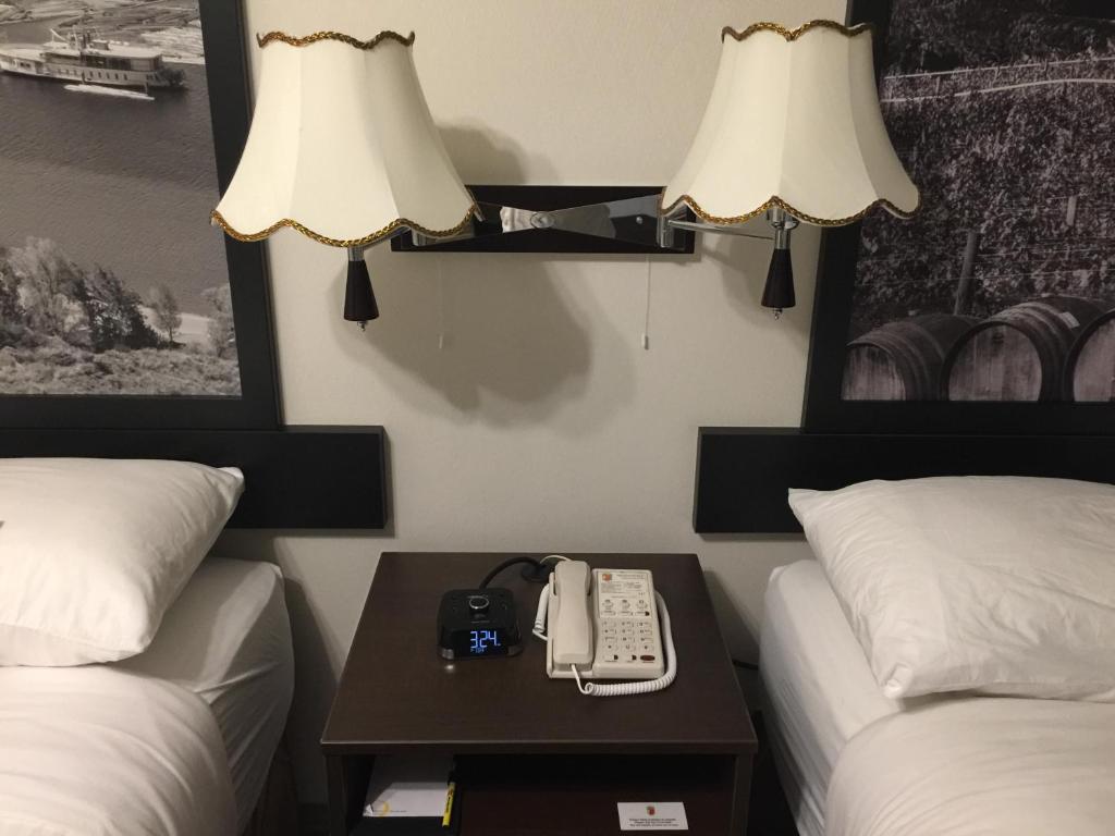 Postel nebo postele na pokoji v ubytování Super 8 by Wyndham Kelowna BC