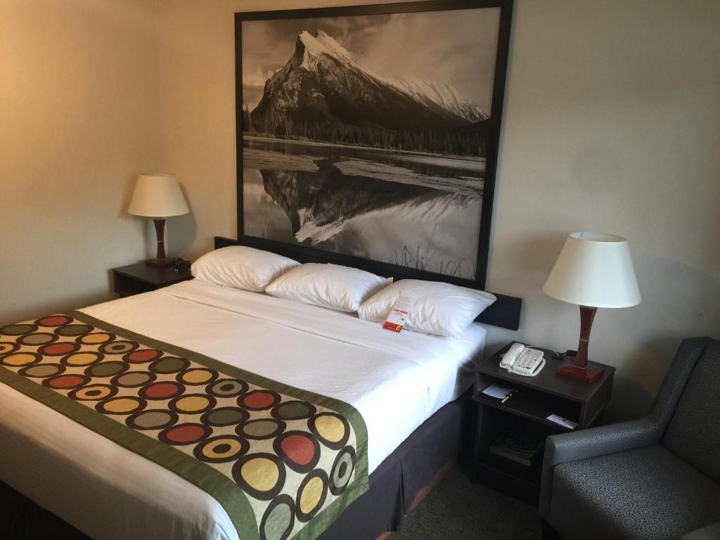 Postel nebo postele na pokoji v ubytování Super 8 by Wyndham Kelowna BC