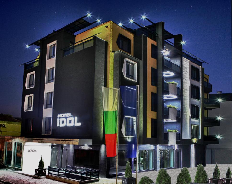 un bâtiment avec des lumières allumées dans l'établissement Hotel Idol, à Targovichté