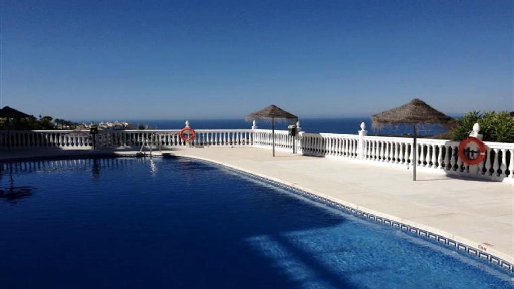 basen z oceanem w tle w obiekcie 2 Bed penthouse, rooftop terrace, panoramic views w mieście Mijas