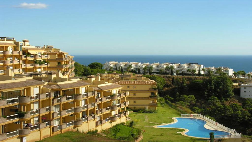 widok z powietrza na budynek z basenem w obiekcie 2 Bed penthouse, rooftop terrace, panoramic views w mieście Mijas