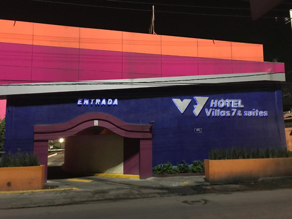 un bâtiment avec un panneau sur son côté dans l'établissement Hotel & Villas 7, à Mexico