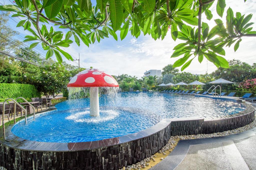 Bazén v ubytování Golden Beach Cha-Am Hotel nebo v jeho okolí