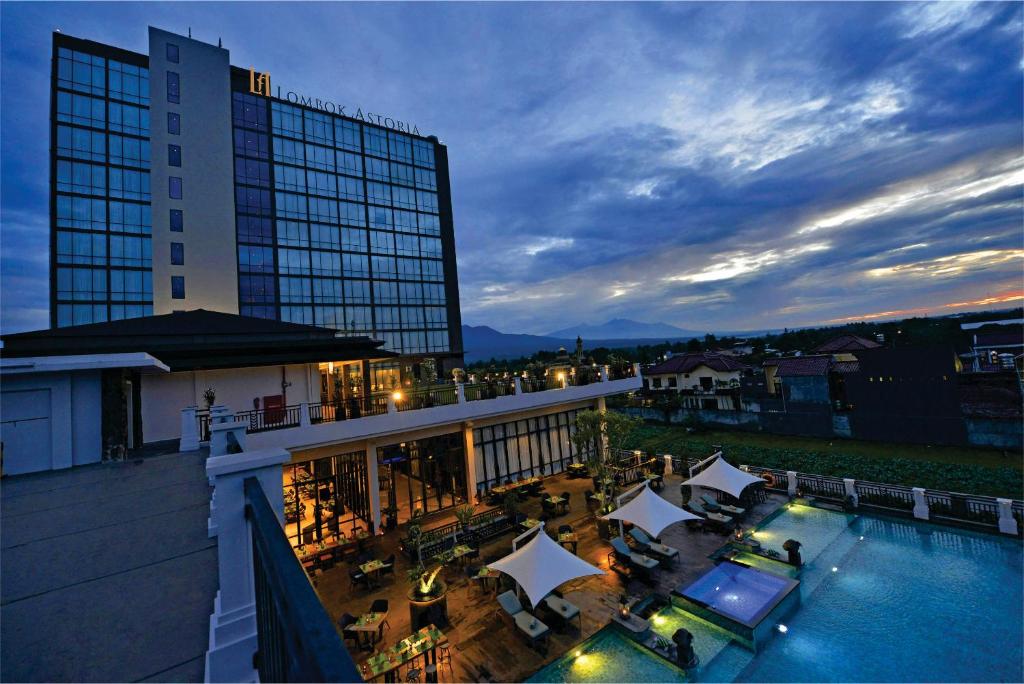 Bazén v ubytování Lombok Astoria Hotel nebo v jeho okolí