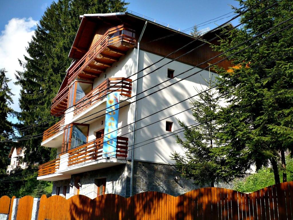 ein Gebäude mit einem Zaun davor in der Unterkunft Pension Casa Soarelui in Sinaia